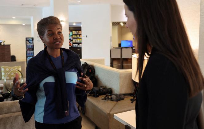 Darlene Superville, journaliste de l’agence Associated Press (AP) couvrant la Maison Blanche, est informée par une membre de l’administration Trump qu’AP n’a pas le droit de rejoindre le pool presse de la Maison Blanche, à West Palm Beach (Floride), le 16 février 2025.