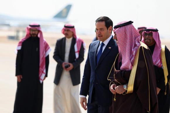 Le secrétaire d’Etat américain, Marco Rubio, arrive à l’aéroport international du roi Khaled, à Riyad, en Arabie saoudite, le 17 février 2025.