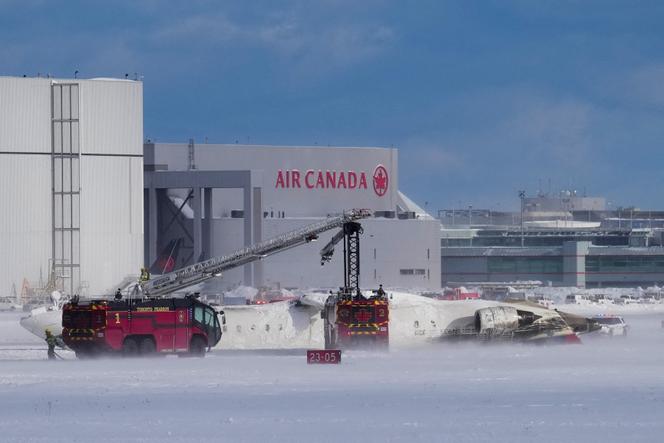 L’avion accidenté de la compagnie Delta à l’aéroport international Toronto Pearson, à Mississauga (Canada), le 17 février 2025. 