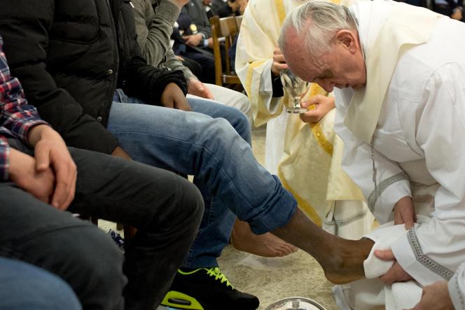 Le pape François procède au lavement des pieds de plusieurs détenus dans le centre de détention pour mineurs de Casal del Marmo, dans la banlieue de Rome, le 28 mars 2013. 