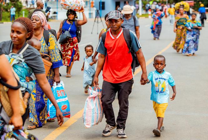 Des habitants de Bukavu, dans l’est de la République démocratique du Congo, fuient vers la frontière avec le Rwanda, le 17 février 2025.