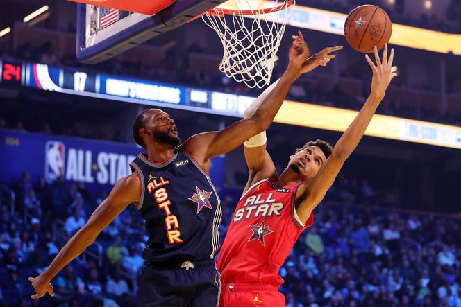 Victor Wembanyama (Red Jersey) dans le combat, sous le panier, avec Evan Mobley, lors de la demi-finale du match des étoiles de la NBA, contesté à San Francisco (Californie), dimanche 16 février 2025.