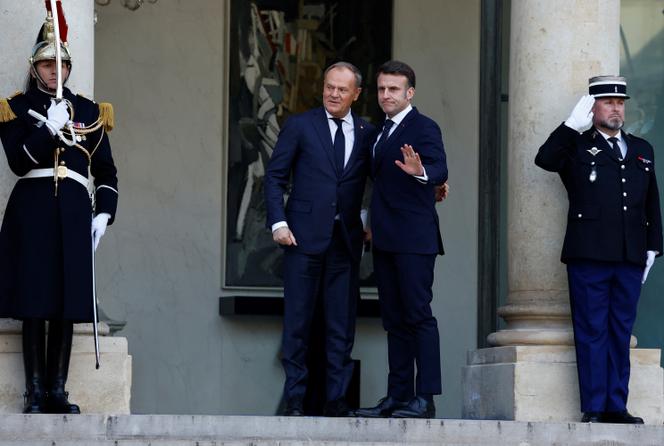 Emmanuel Macron accueille Donald Tusk à l’Elysée le 17 février 2025.
