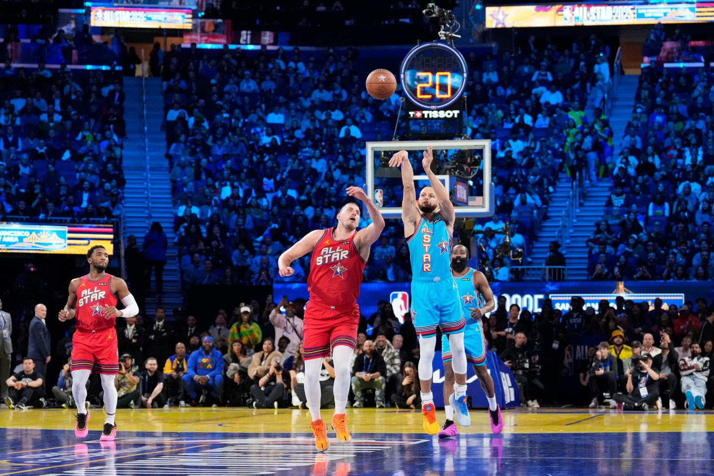 Nikola Jokić intentando tapar el triple de Stephen Curry en la NBA All Star Game 2025 / Foto: ESPN   