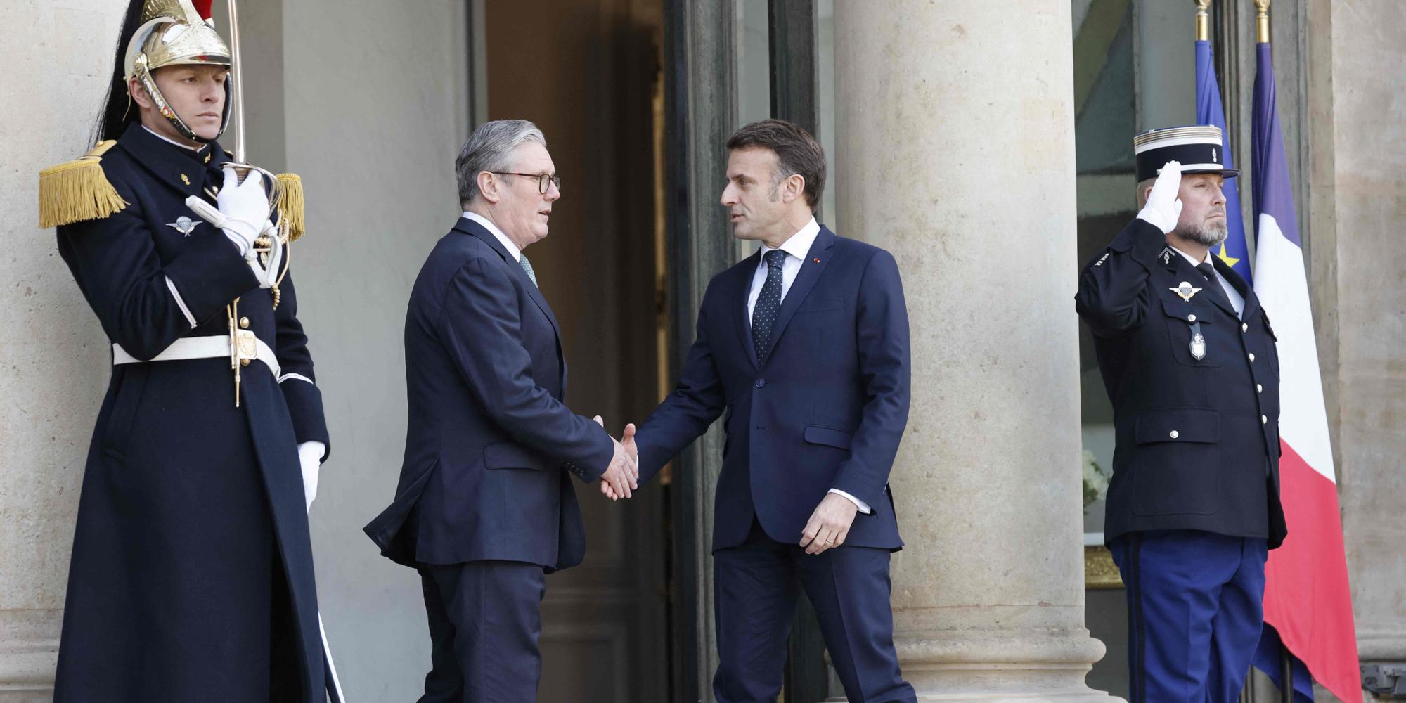Le premier ministre britannique, Keir Starmer, et Emmanuel Macron sur le perron de l’Elysée, avant une réunion des dirigeants européens sur l’Ukraine et la sécurité en Europe, à Paris, le 17 février 2025.