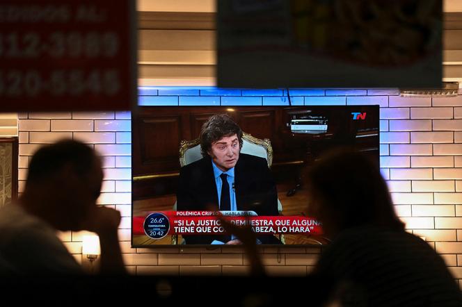 L’interview du président argentin, Javier Milei, sur la chaîne TN diffusée dans un bar de Buenos Aires, le 17 février 2025.