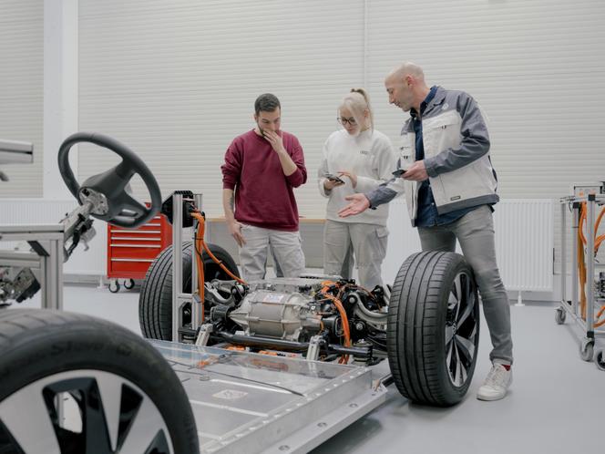 Un formateur travaille avec des étudiants dans le laboratoire de Volkswagen pour la technologie à haute tension à Zwickau, en Allemagne, le 14 mars 2024. 