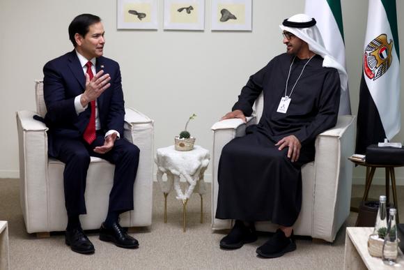 Le secrétaire d’Etat américain, Marco Rubio, s’entretient avec le président des Emirats arabes unis, le cheikh Mohammed Ben Zayed Al Nahyane, lors de leur rencontre à l’Adnec Centre d’Abou Dhabi, le 19 février 2025.