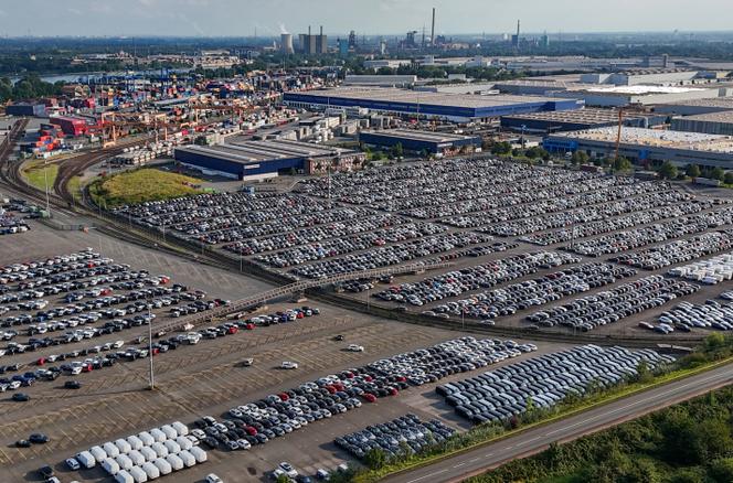 Des voitures neuves destinées à l’exportation, sur le parking du port de Duisburg, dans l’ouest de l’Allemagne, le 7 août 2024.