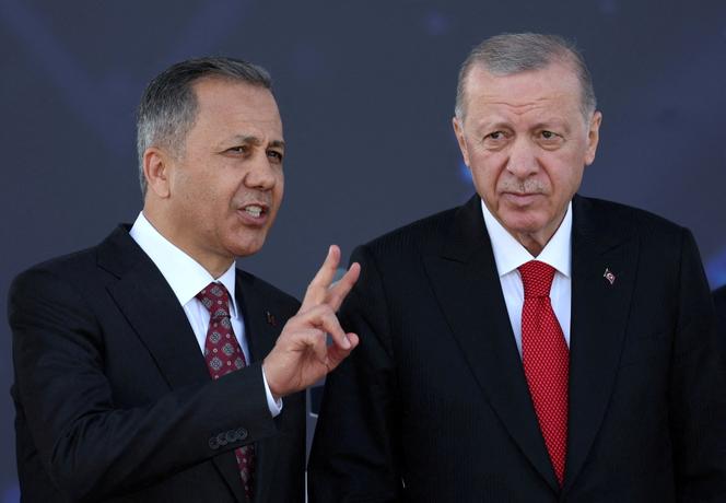 Le président turc, Recep Tayyip Erdogan (à droite), accompagné du ministre de l’Intérieur, Ali Yerlikaya, à Istanbul, 20 septembre 2024.