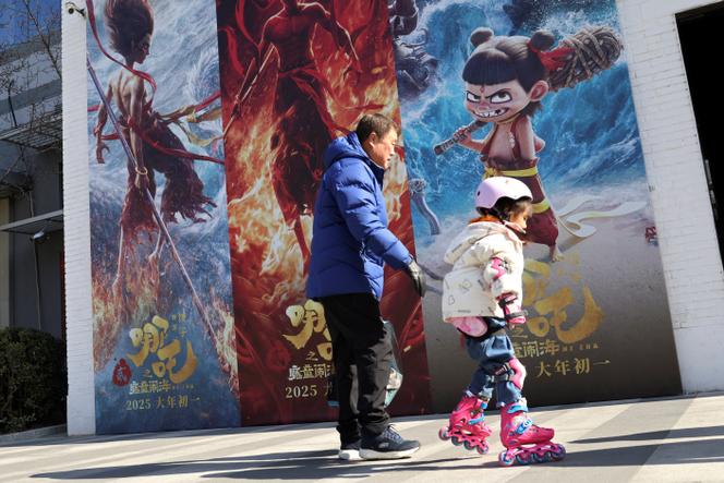 Des affiches promotionnelles pour le film chinois « Nezha 2 », à Pékin, le 19 février 2025.