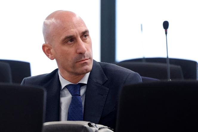 L’ancien président de la fédération espagnole de football, Luis Rubiales, dans une salle d’audience du tribunal de San Fernando de Henares, dans la banlieue de Madrid, lundi 3 février 2025.
