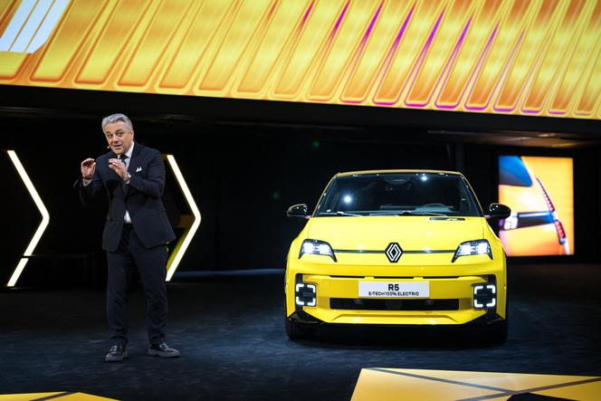 Le directeur général du groupe Renault, Luca De Meo, près d’une Renault 5 électrique, le 26 février 2024, au Salon international de l’automobile de Genève, en Suisse.
