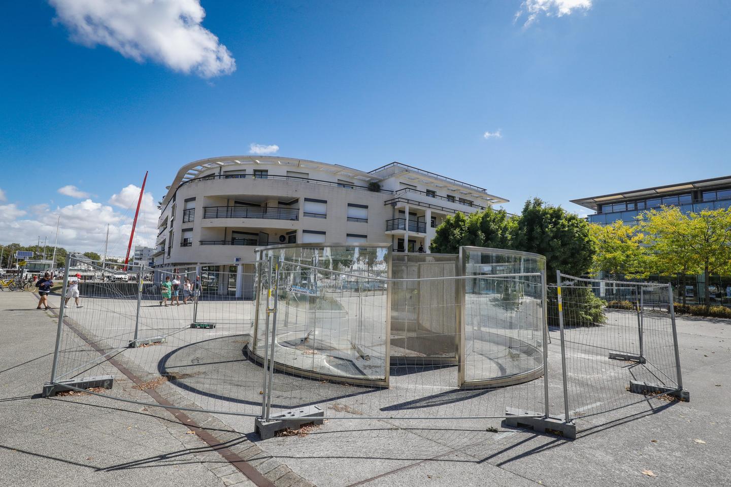 Dismantling of two Dan Graham works in France disappoints artist's estate