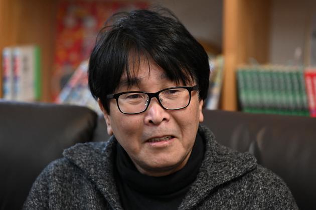Le mangaka japonais Yoichi Takahashi, dans son atelier, à Tokyo, le 30 janvier 2023.