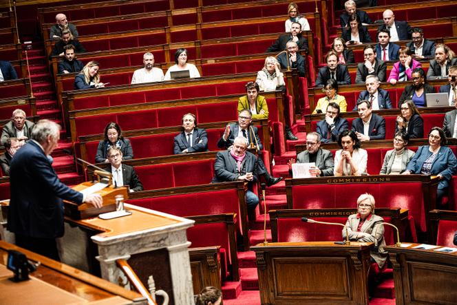 François Bayrou à la tribune lors de la discussion de la motion de censure, à l’Assemblée nationale, à Paris, le 19 février 2025.