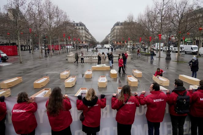 Des faux cercueils déposés par des membres de RSF sur la place de la République, à Paris, le 20 février 2025.