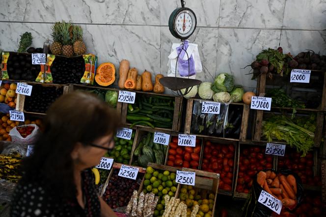 Περίπτερο φρούτων και λαχανικών σε αγορά στο Μπουένος Άιρες στις 13 Φεβρουαρίου 2025.