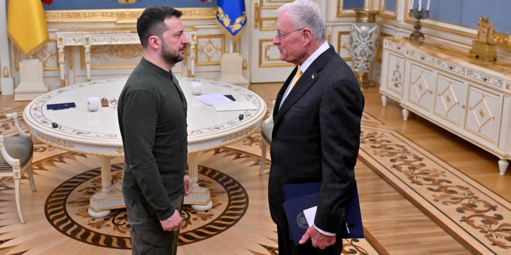 Le président ukrainien Volodymyr Zelensky (à gauche) accueille l’envoyé spécial américain pour l’Ukraine Keith Kellogg dans ses bureaux, à Kiev, le 20 février 2025. - SERGEI SUPINSKY / AFP