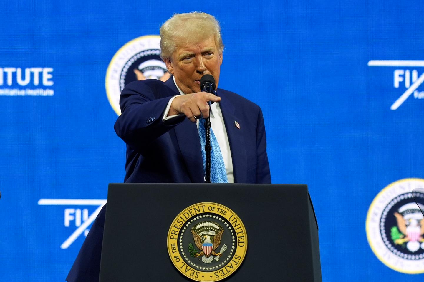 Video. 'A dictator without elections': Watch Trump's attacks against Zelensky