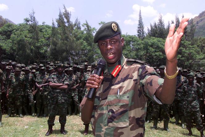 L’ancien chef d’état-major de l’armée rwandaise James Kabarebe lors du retrait de ses troupes de l’est de la République démocratique du Congo, en septembre 2002.