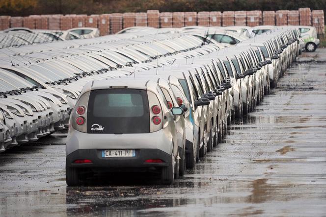 Des centaines de voitures électriques Autolib’ garées sur un parking de Romorantin-Lanthenay, dans le Loir-et-Cher, le 10 novembre 2018.