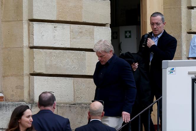 Oliver Kahn (au centre) quitte la mairie de Bordeaux après avoir été reçu par le maire pour discuter d’un éventuel rachat des Girondins, le 21 février 2025.