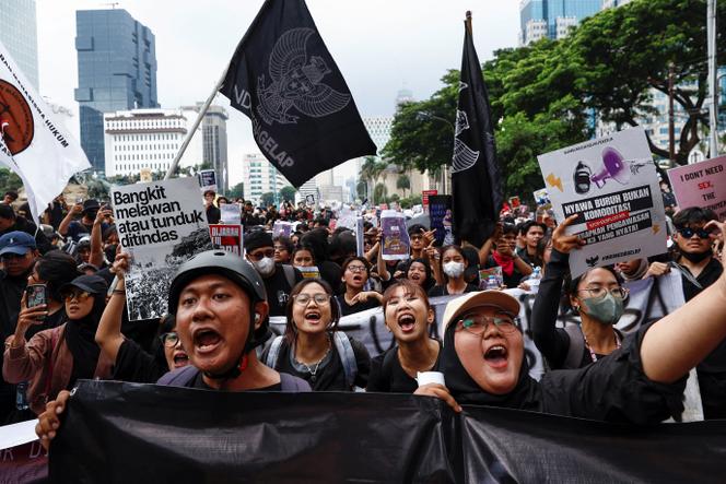 Des étudiants manifestent contre les coupes budgétaires annoncées par le gouvernement, à Djakarta, le 21 février 2025.