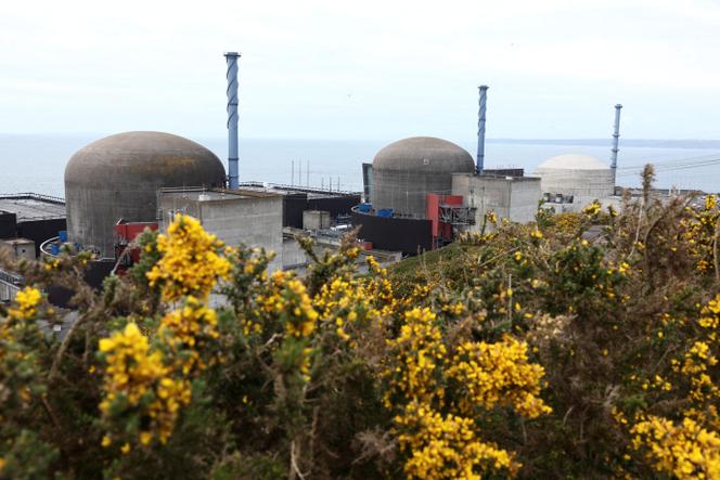 Vue générale des trois réacteurs de la centrale nucléaire de Flamanville avec, en arrière-plan, le réacteur nucléaire européen à eau pressurisée (EPR) de troisième génération, à Flamanville (Manche), le 25 avril 2024.