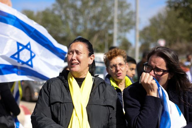 Des femmes devant le convoi transportant les corps des otages morts, identifiés à l’époque par le Hamas comme Oded Lifschitz, Shiri Bibas et ses deux enfants Kfir et Ariel Bibas, enlevés lors du 7-Octobre par le Hamas, à Tel-Aviv, en Israël, le 20 février 2025.