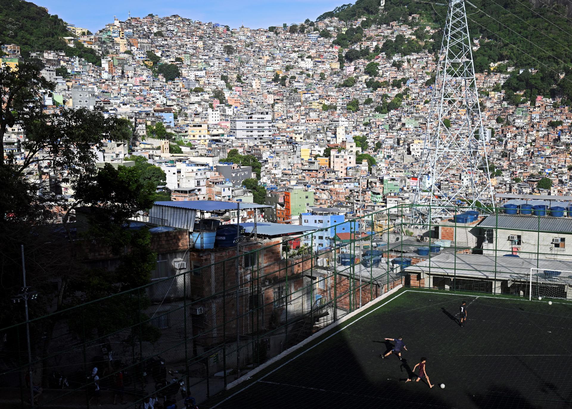 Des enfants jouent au football sur un terrain de la favela Rocinha, à Rio de Janeiro, au Brésil, le 22 novembre 2022.