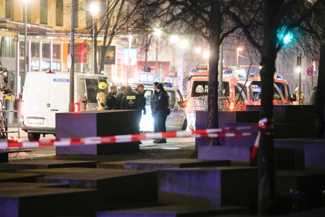 Les services d’urgence dans l’enceinte du Mémorial de l’Holocauste, à Berlin, le 21 février 2025.