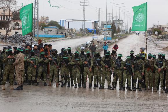 Des membres armés du Hamas montent la garde dans l’attente de l’échange d’otages israéliens contre des prisonniers palestiniens, à Rafah, dans le sud de la bande de Gaza, le 22 février 2025.