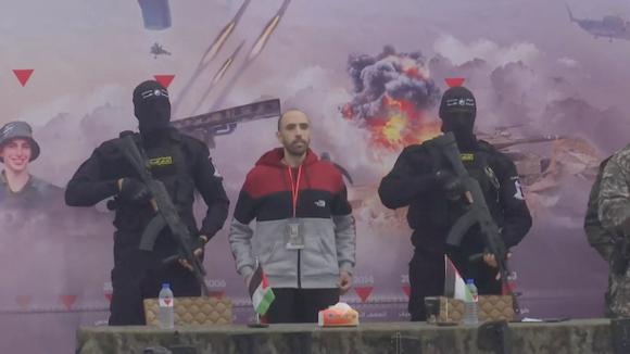 Tal Shoham, un Israélien détenu en otage par le Hamas depuis le 7-Octobre, libéré dans le cadre d’un échange d’otages et de prisonniers entre le Hamas et Israël, à Rafah, dans le sud de la bande de Gaza, sur cette image tirée d’une vidéo, le 22 février 2025.