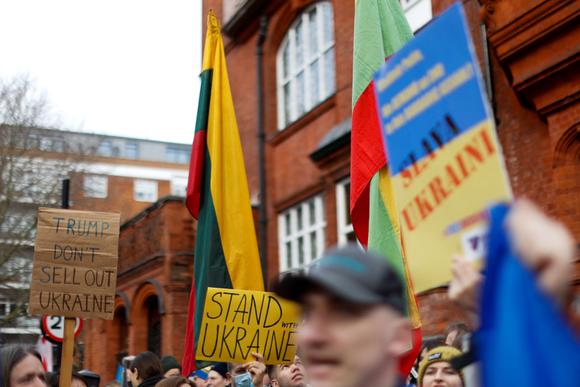 Manifestation de soutien à l’Ukraine, près de l’ambassade russe au Royaume-Uni, à Londres, le 22 février 2025.