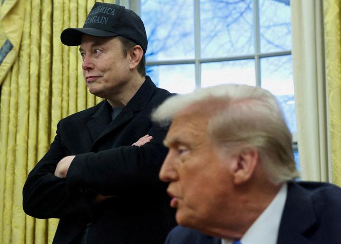 Elon Musk écoute le président américain Donald Trump s’exprimer dans le bureau Ovale de la Maison Blanche, à Washington, le 11 février 2025.