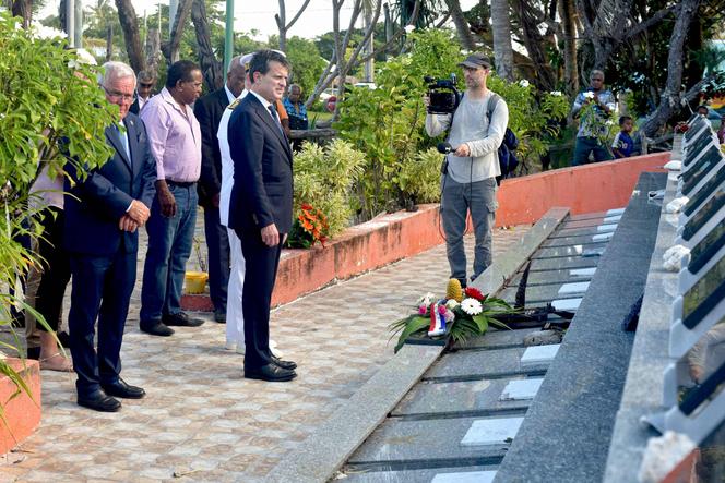 Le ministre des outre-mer, Manuel Valls, devant le mémorial des 19 Kanak tués à Gossanah, en Nouvelle-Calédonie, le 22 février 2025.