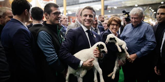 Au Salon de l’agriculture, Emmanuel Macron appelle au « calme » et à un « dialogue respectueux » avec les agriculteurs