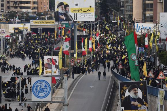 A Beyrouth, le 23 février 2025, des personnes se rendent aux funérailles publiques des anciens dirigeants du Hezbollah, Hassan Nasrallah et Hachem Safieddine, tués lors de frappes aériennes israéliennes l’année dernière.