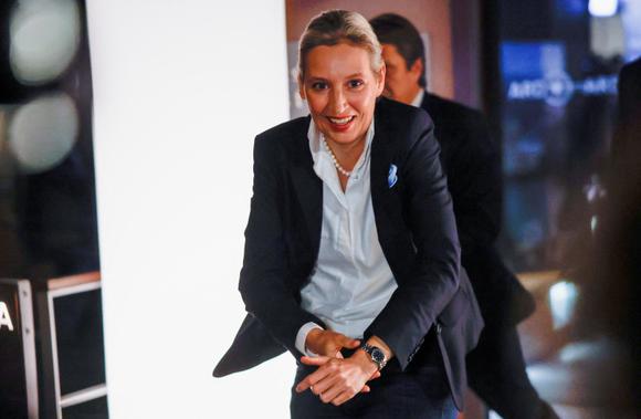 Alice Weidel quitte le plateau d’une émission consacrée au résultat des élections au Bundestag, à Berlin, le 23 février 2025.