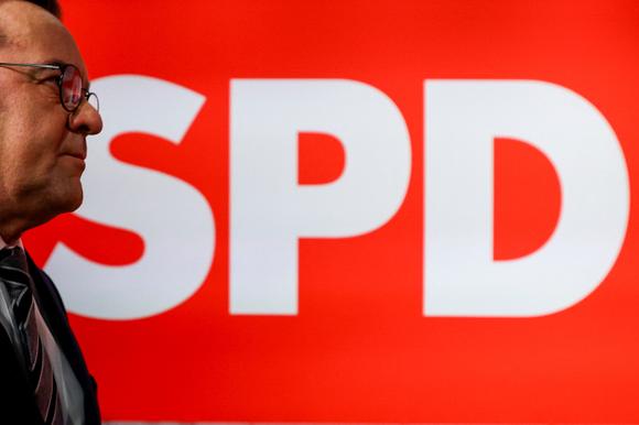 Boris Pistorius devant une affiche du SPD, à Berlin, le 23 février 2025.