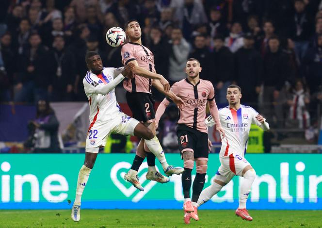 اللاعب كلينتون ماتا من ليون واللاعب أشرف حكيمي من باريس خلال مباراة الدوري 1 بين OL و PSG، في ملعب جروباما، في ليون، بتاريخ 23 فبراير 2025.