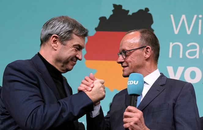 Markus Söder (à gauche), chef de l’Union chrétienne-sociale (CSU), et Friedrich Merz, chef de l’Union chrétienne-démocrate (CDU), au siège de la CDU à Berlin, le 23 février 2025.