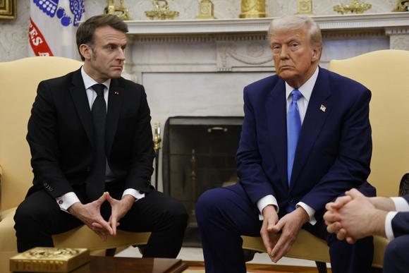 Emmanuel Macron s’exprime lors d’une réunion avec Donald Trump, dans le bureau Ovale, à la Maison Blanche, à Washington, le 24 février 2025.