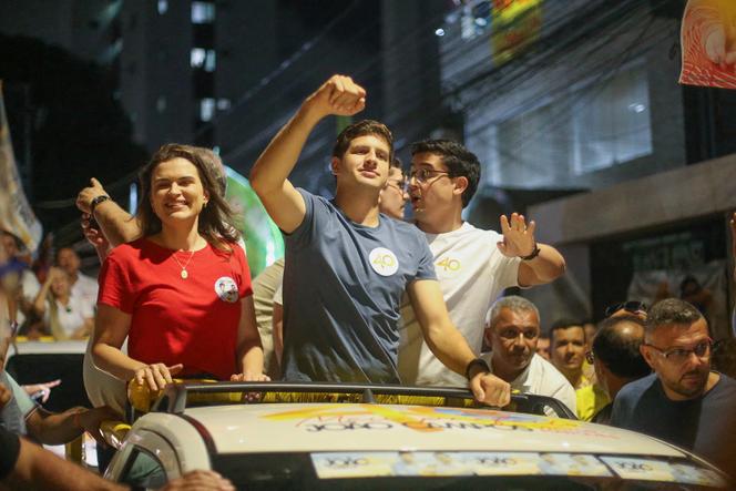 João Campos en campagne pour sa réélection à la mairie de Recife (Brésil), le 27 septembre 2024, au côté de sa cousine Marilia Arraes.