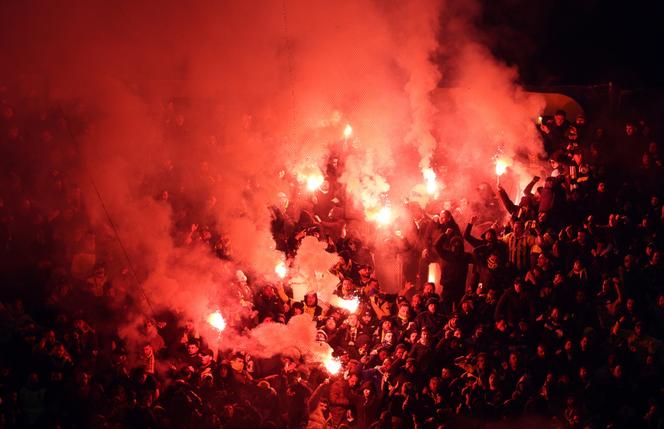 Des supporters de Fenerbahçe embrasent des fusées éclairantes dans les tribunes pendant le match de football opposant leur équipe à celle de Galatasaray, au Rams Park, à Istanbul, le 24 février 2025.
