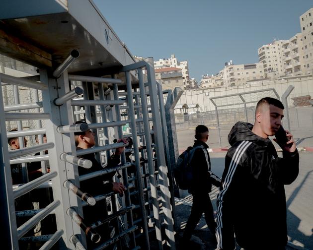 Des adolescents du camp de réfugiés de Chouafat rentrent chez eux après avoir traversé le mur les séparant du reste de Jérusalem, le 29 janvier 2025.