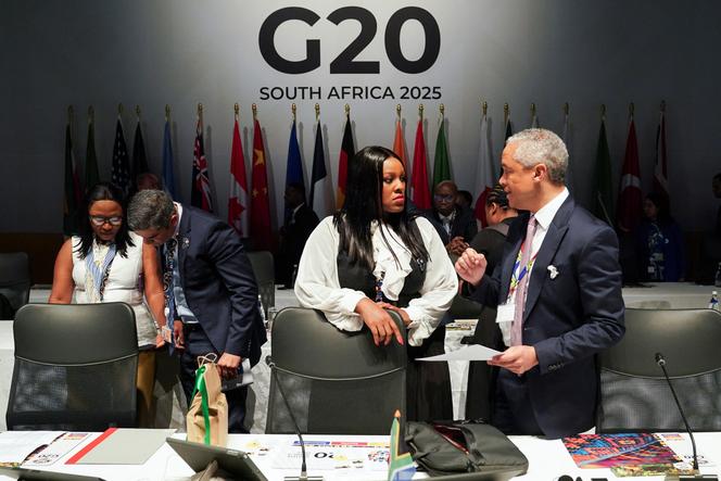 Le directeur général du Trésor national sud-africain, Duncan Pieterse, à droite, avant la séance plénière d’ouverture de la réunion des députés des finances et des banques centrales du G20 au Centre international des congrès du Cap, au Cap, en Afrique du Sud, le 24 février 2025.