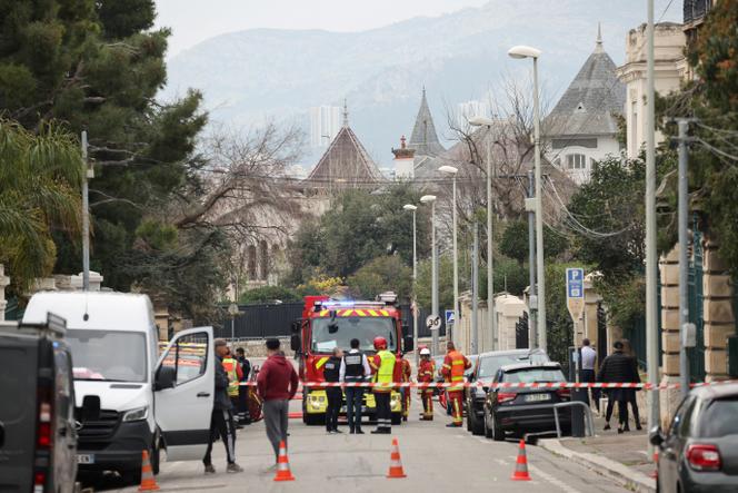 Des pompiers devant l’entrée du consulat général de Russie, à Marseille, le 24 février 2025.