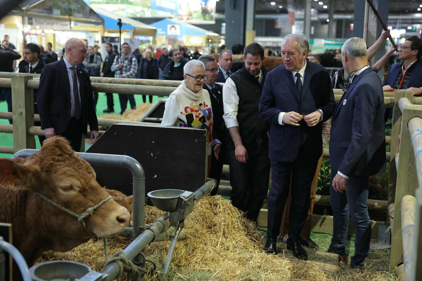 Au Salon de l’agriculture, François Bayrou affiche ses racines paysannes